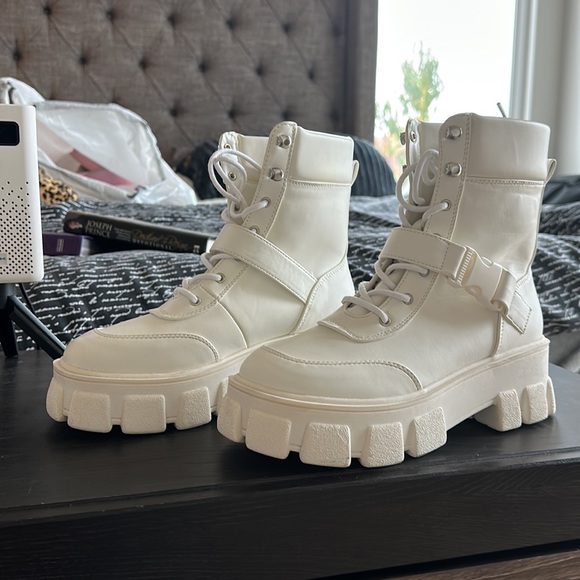BRAND NEW FOREVER 21 WHITE COMBAT STYLISH BOOTS! - Picture 12 of 16
